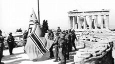 Nazisoldaten vor der Akropolis
