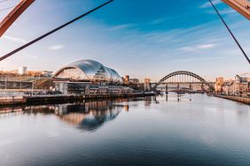 Newcastle: Fluss Tyne River im Hintergrund Gateshead Sage Gebäude und Millenium Bridge